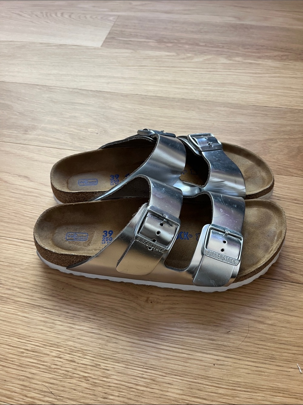 Birkenstock Women’s Arizona Soft Footbed Metallic Silver Two-Strap Sandal 39